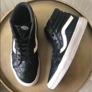 VANS PRO CLASSIC 721454 HIGH TOPS. M-6/W-7.5